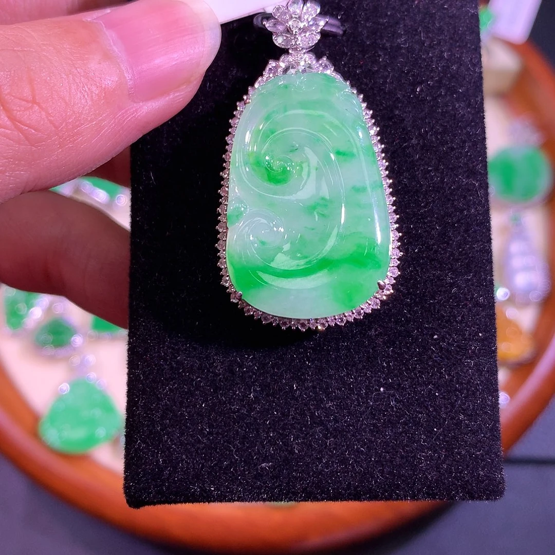 翡翠18K金镶嵌颈饰