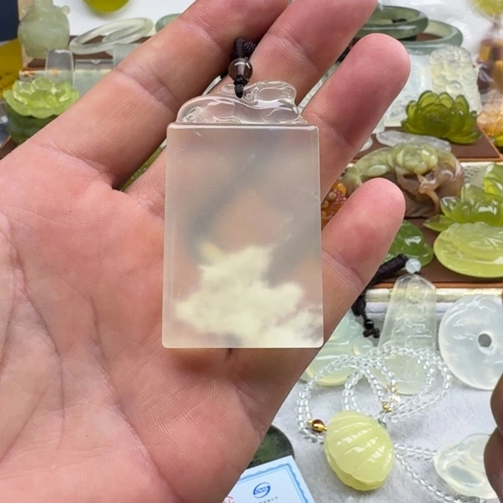 繁***苒未镶嵌蛇纹石玉颈饰