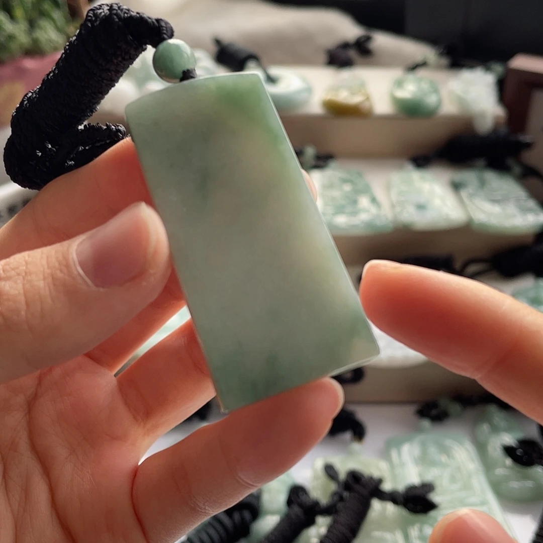 翡翠未镶嵌颈饰无事牌