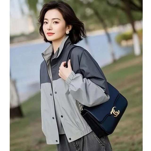 2025年春秋新款宽松立领冲锋衣短款外套女爆款小众百搭高级感上衣