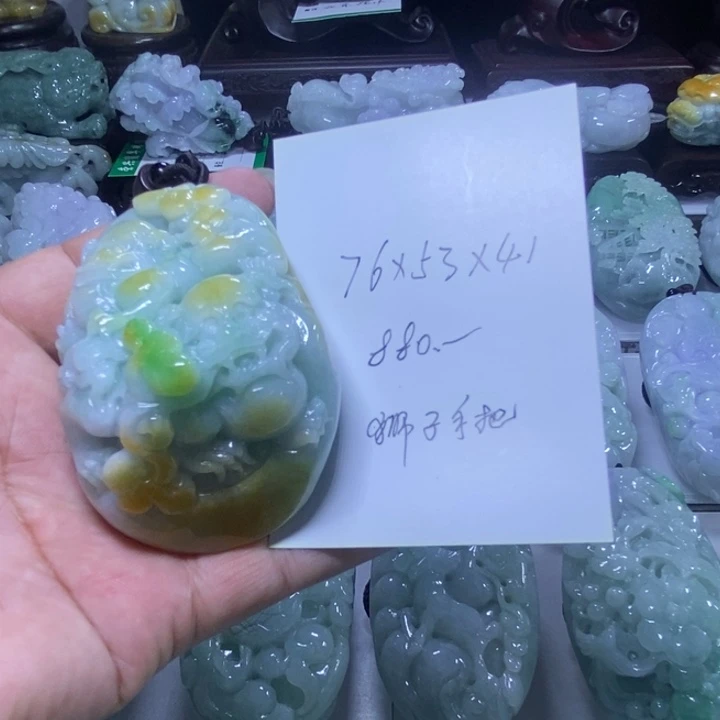 翡翠未镶嵌颈饰狮子手把件