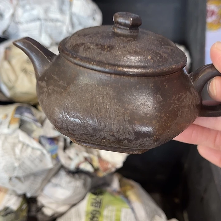 茶壶紫泥原矿泥料手工制作的一把紫砂壶。