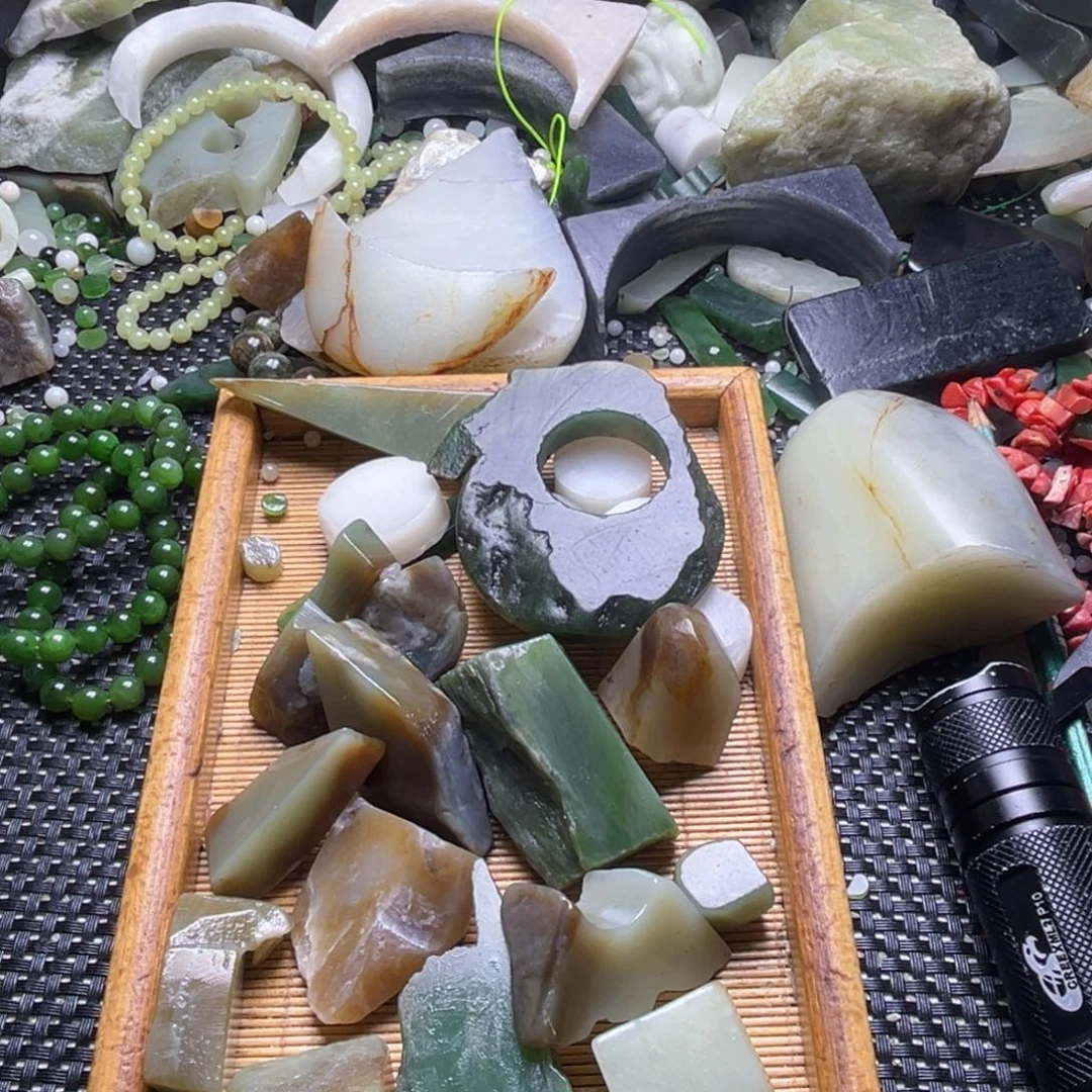 风***子和田玉（糖玉）未镶嵌挂件