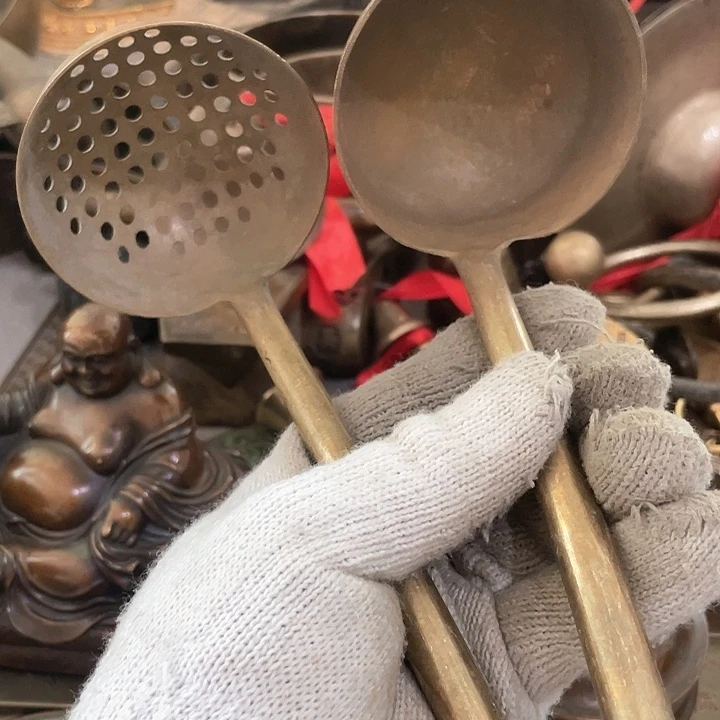 众***等闪电购铜摆件工艺品