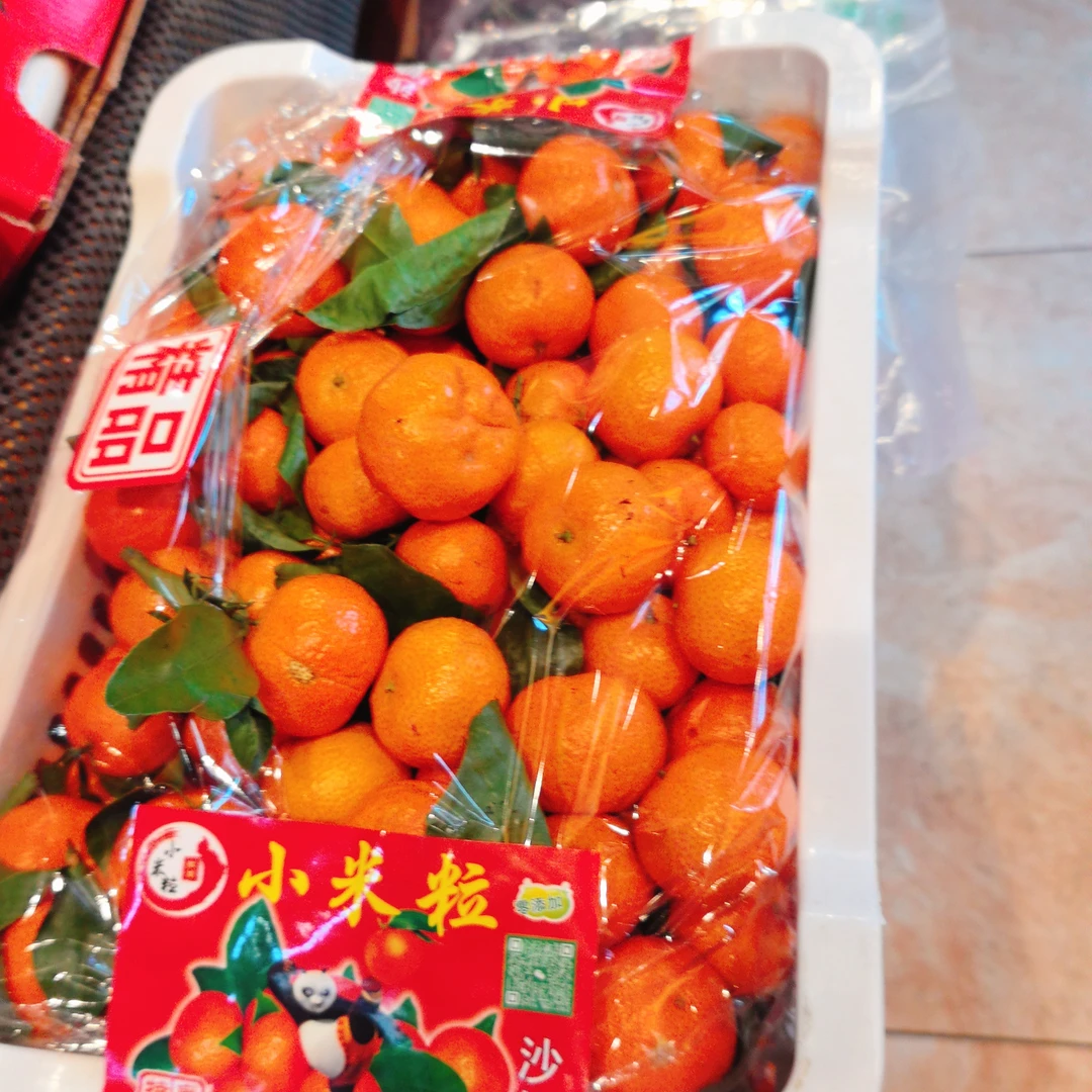 砂糖橘，毛9.5斤左右，嘎嘎甜 ，个别扎眼坏果属正常 ，介意勿拍