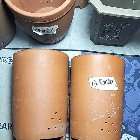 红泥大笔筒两个花盆