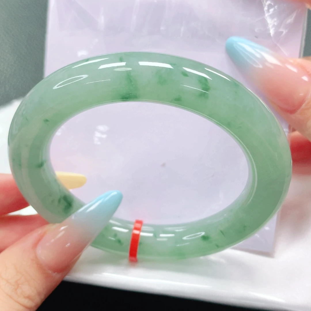 翡翠手镯未镶嵌54圈