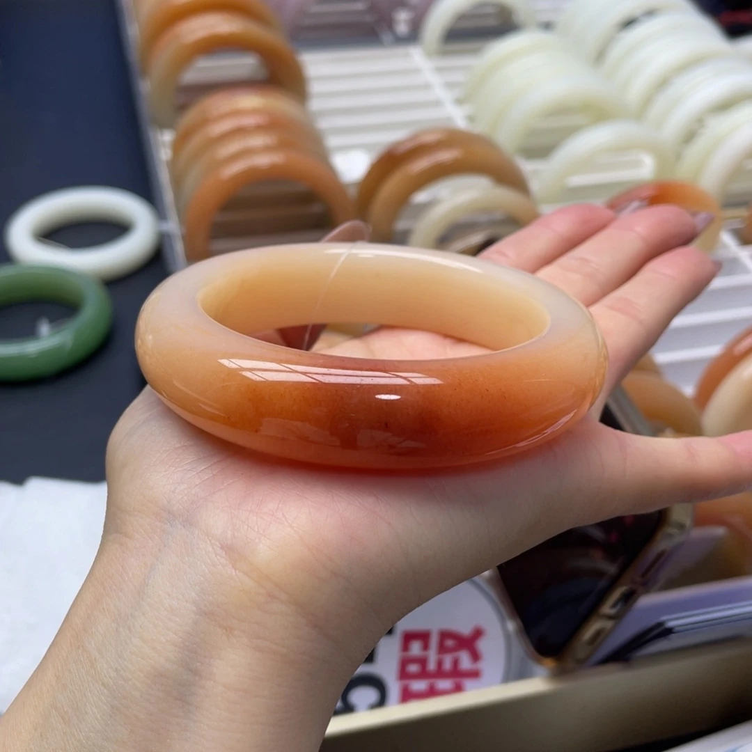 未镶嵌手镯石英质玉奶****?