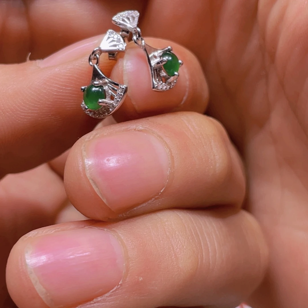 翡翠耳饰未镶嵌帝王绿