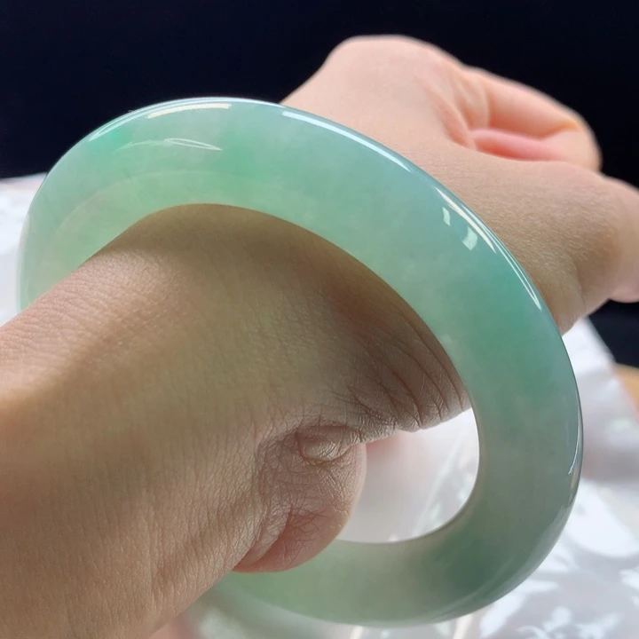 翡翠手镯未镶嵌满色