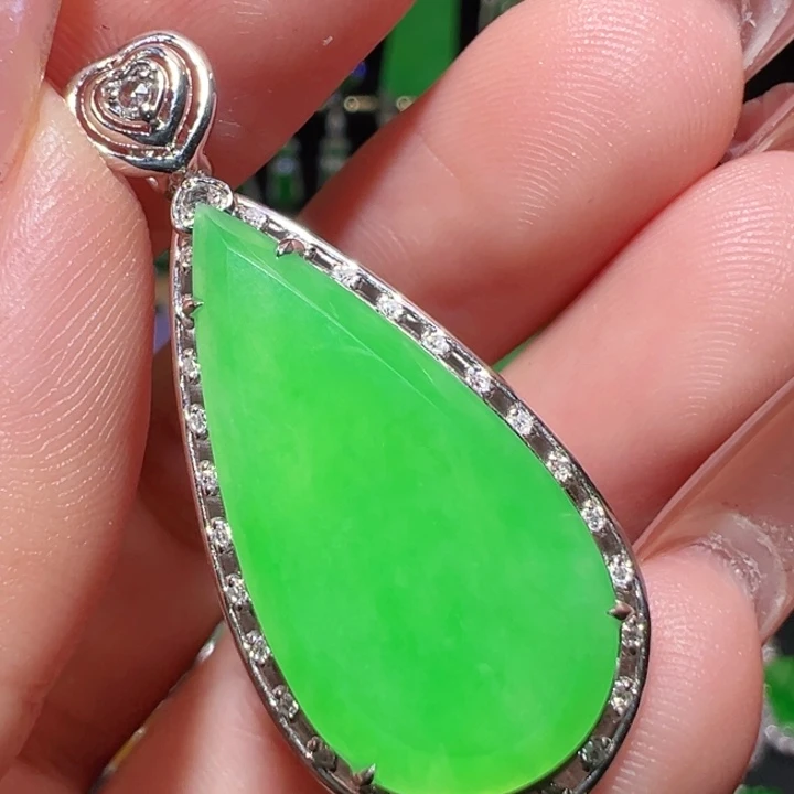 颈饰18K金镶嵌翡翠水滴