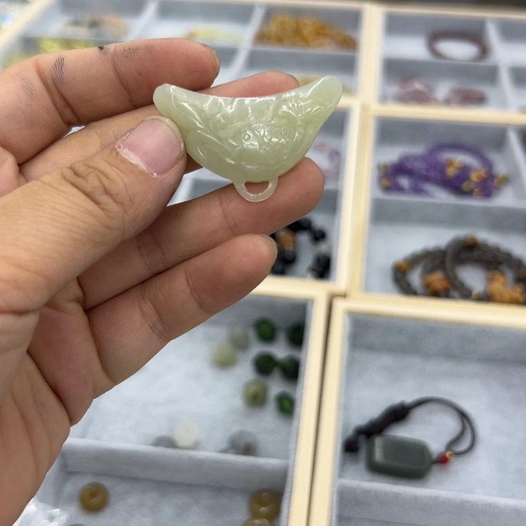 和田玉未镶嵌颈饰黄口鱼