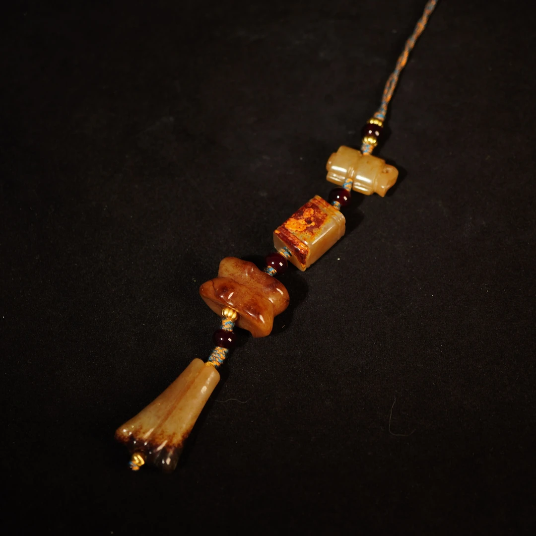 10YQ18  明 和田玉带沁多宝串