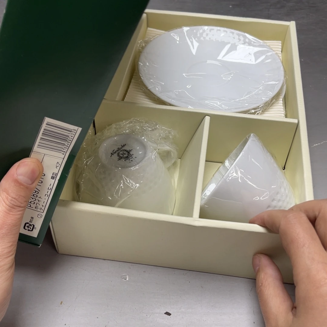 瓷片料****厨密密麻麻地排列着一个