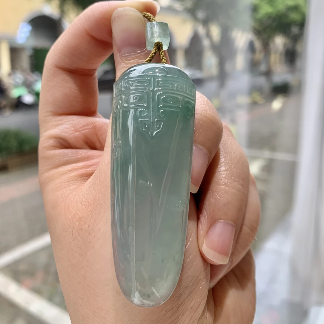 翡翠冰种饕餮天青底色吊坠