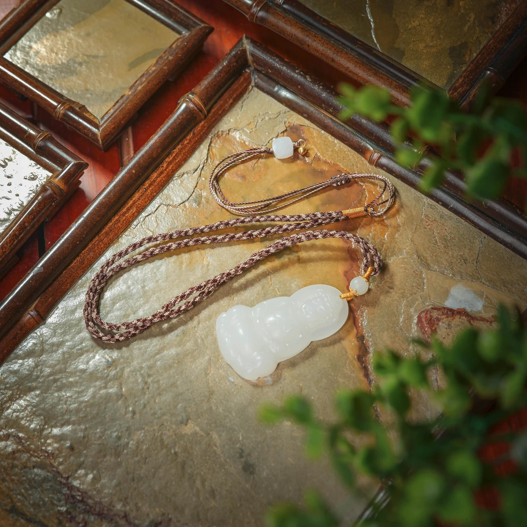 云莲·传世级和田玉山流水料18K金大观音吊坠AD1410