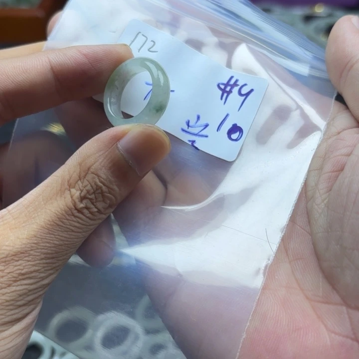 颈饰未镶嵌翡翠戒指