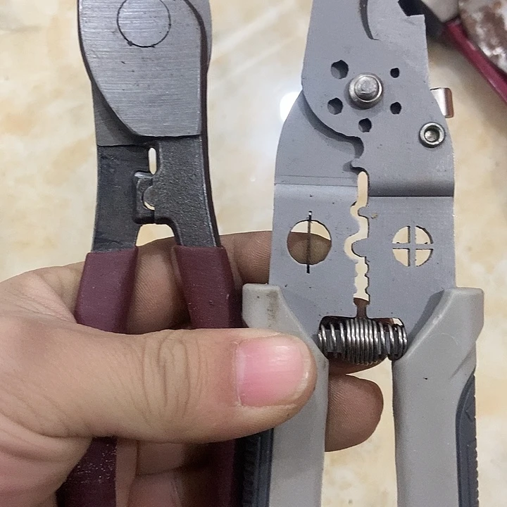 两个钳子一个超速箱