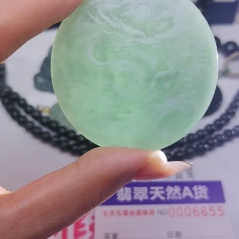 翡翠颈饰未镶嵌天然的A货翡翠