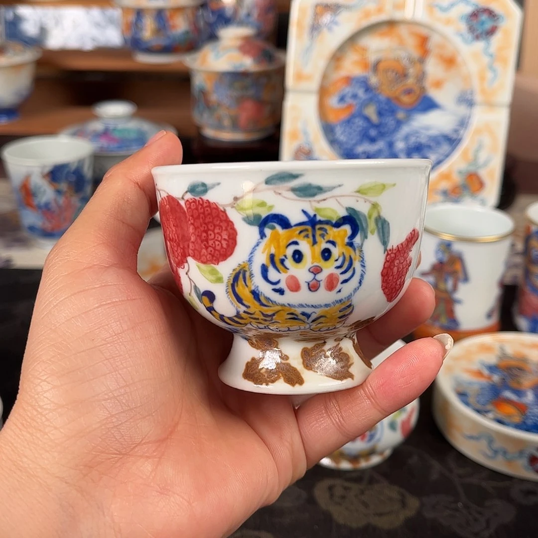 釉下五彩小老虎高足杯