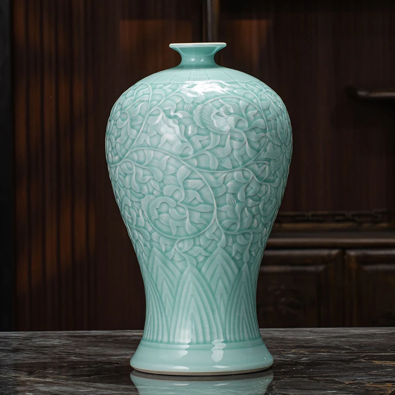 景德镇浮雕青釉梅瓶