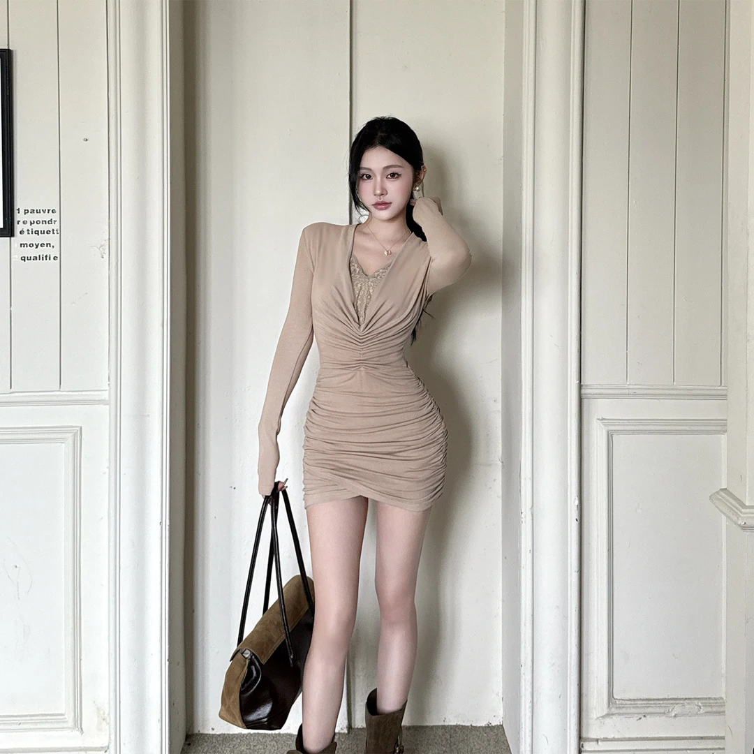 KaDaiShan纯欲蕾丝深v领包臀连衣裙秋季2025爆款褶皱显瘦辣妹短裙