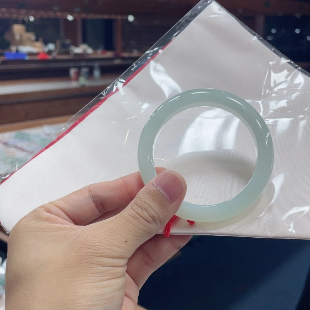 翡翠手镯未镶嵌朝****你默认有包容
