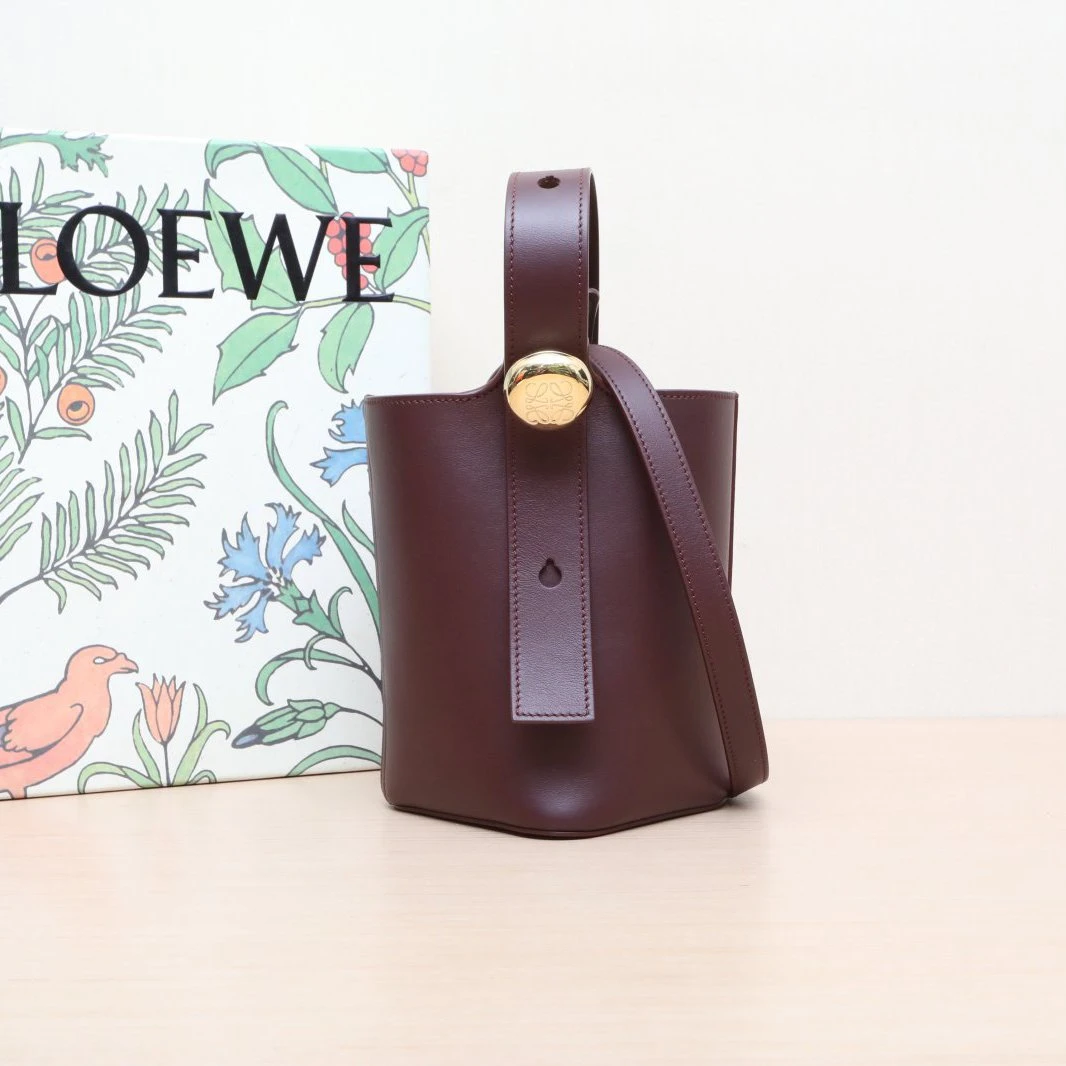 99新 LOEWE/罗意威 小花攀攀Pebble Bucket mini 16 水桶包 皮革C