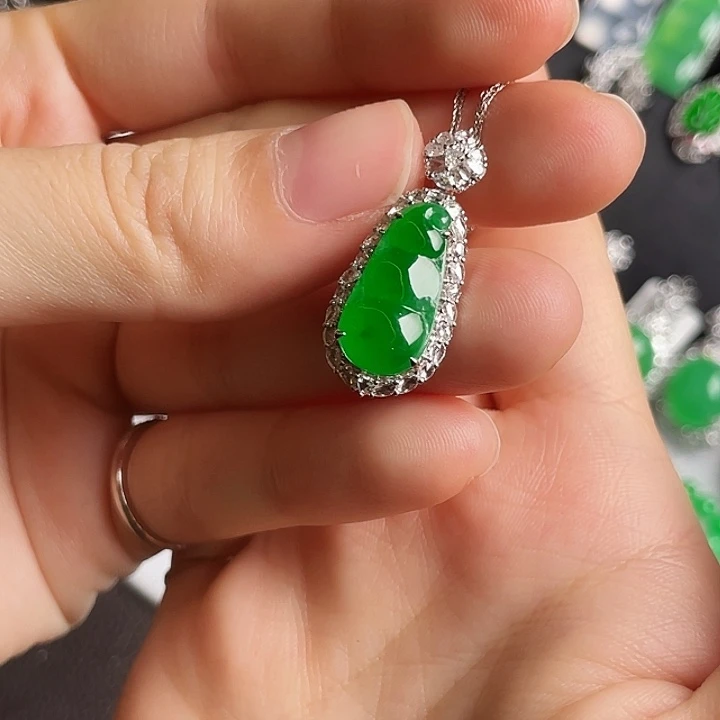 翡翠18K金镶嵌颈饰福豆