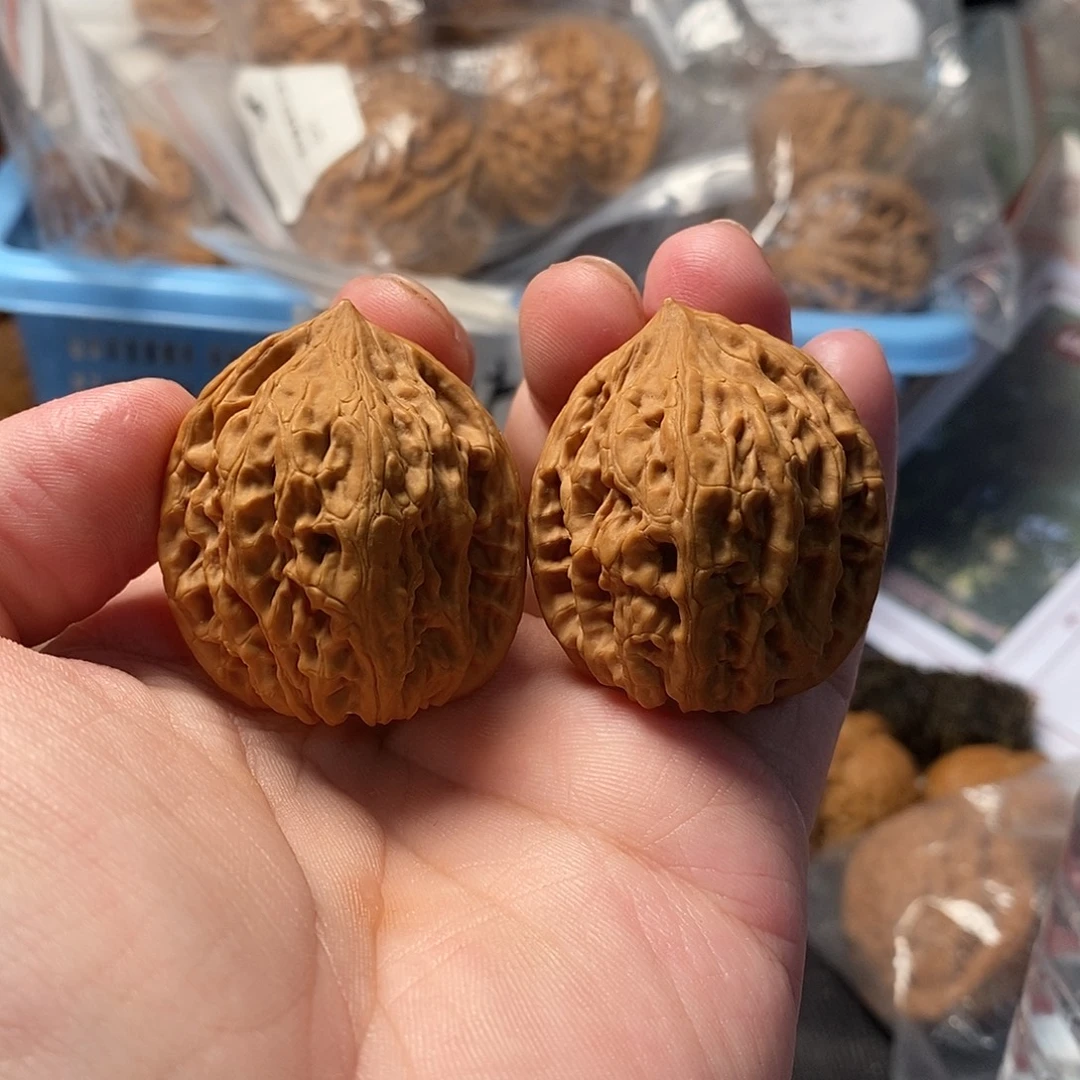 1文玩核桃油皮鸡心35-364