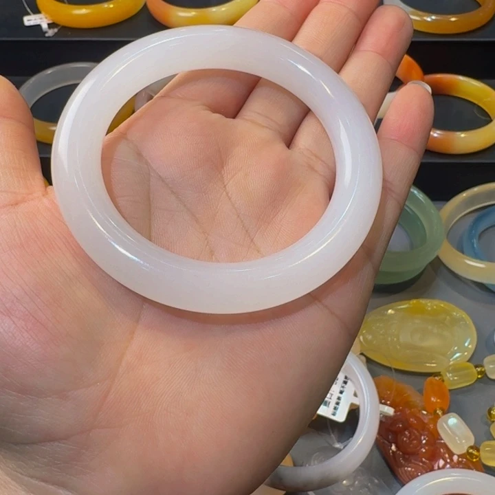 y***8石英质玉（金丝玉）未镶嵌手镯56