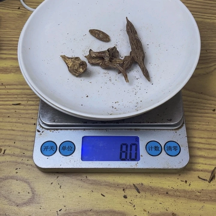 扬***受沉香碎屑沉香港料木心油8 克。