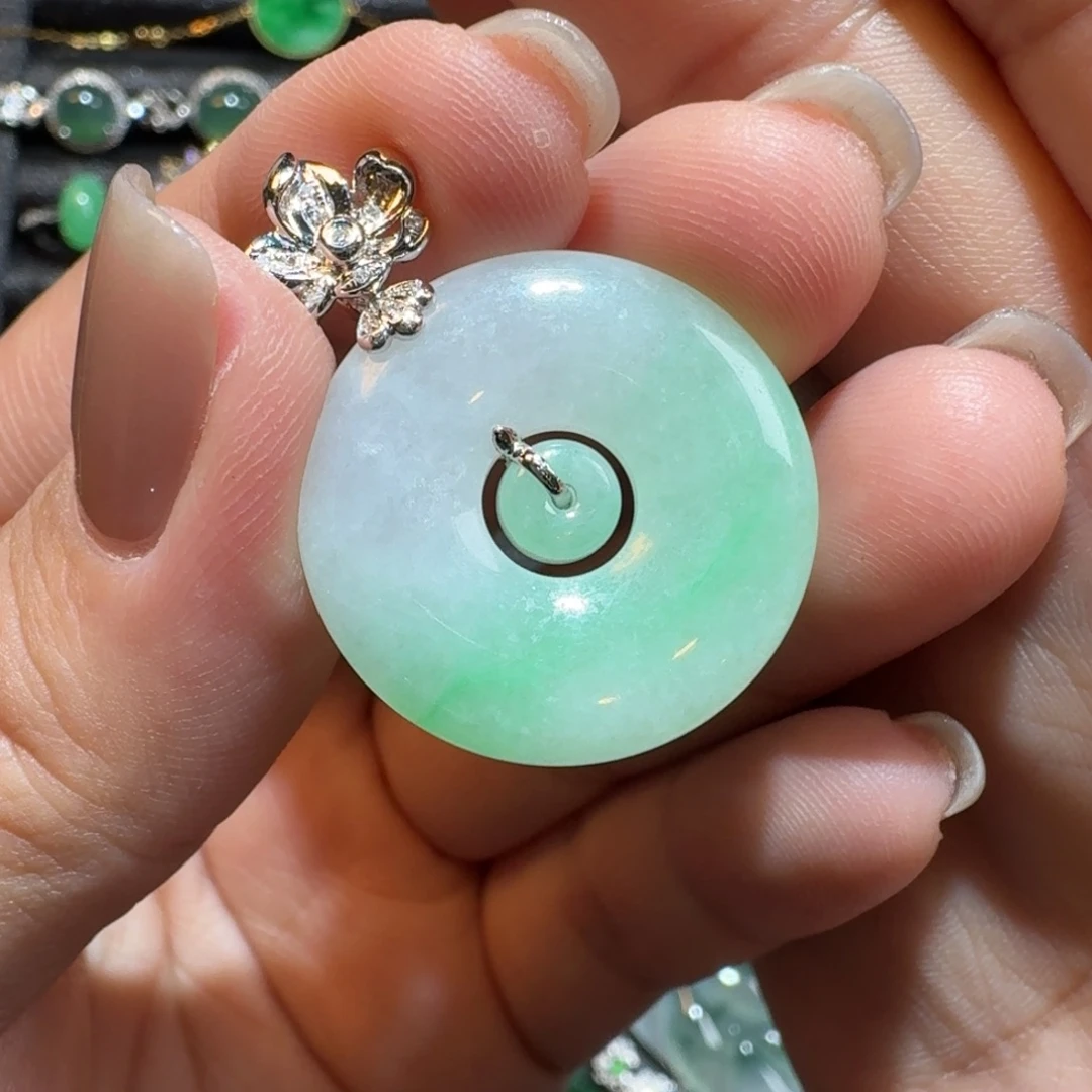 翡翠18K金镶嵌颈饰扣子