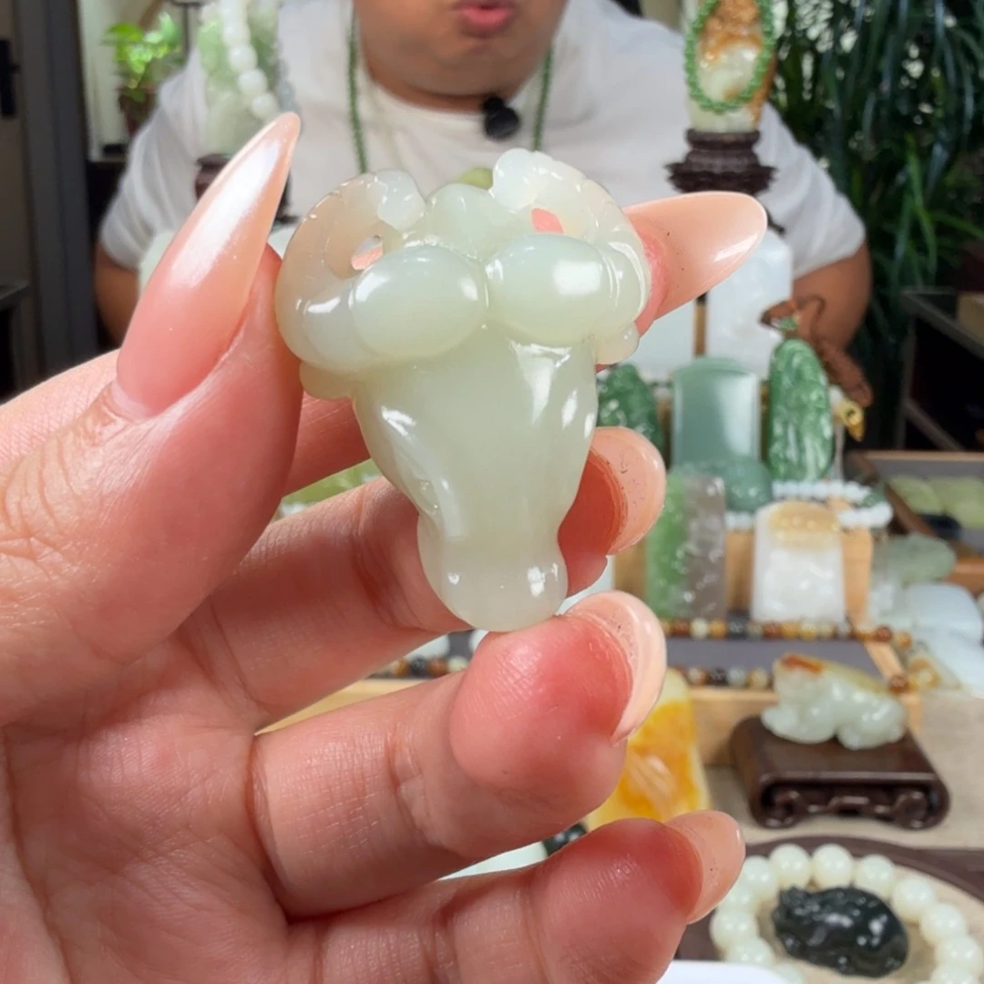 墨***梦和田玉未镶嵌颈饰