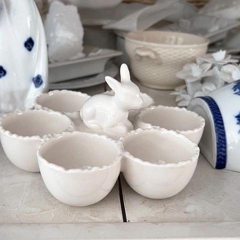 白瓷四***?兔子蛋糕盘子一个