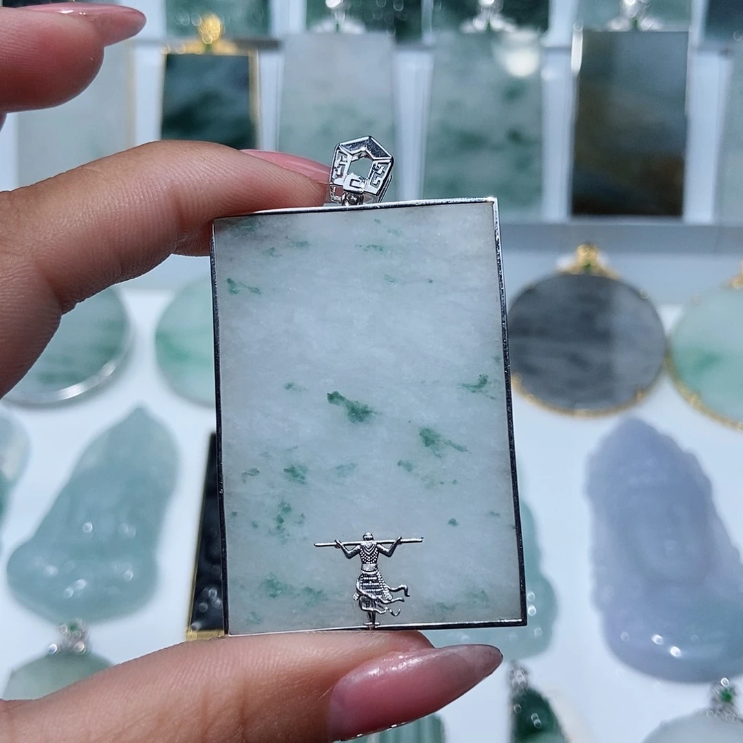 翡翠颈饰18K金镶嵌好****。缅甸