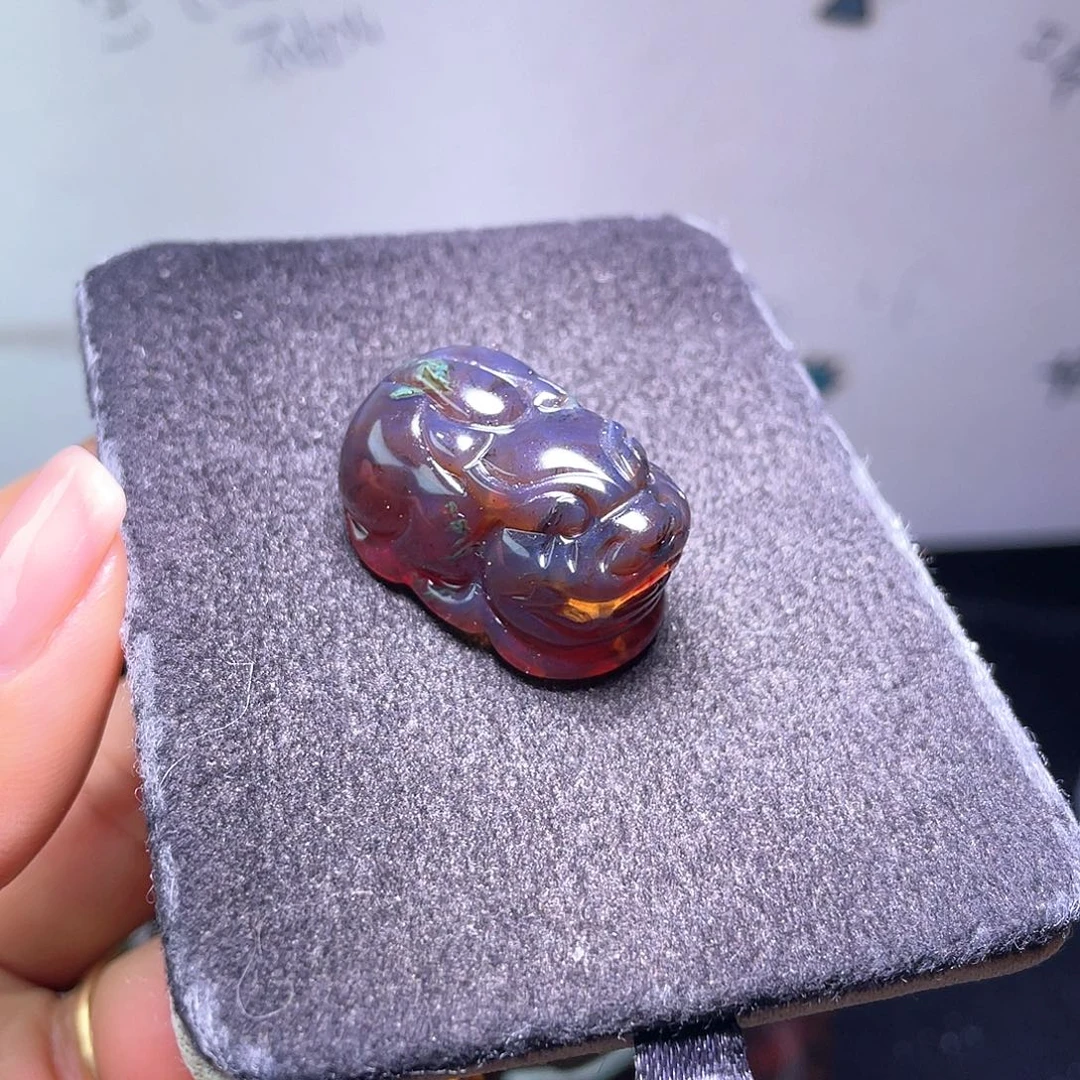 琥珀裸石未镶嵌。