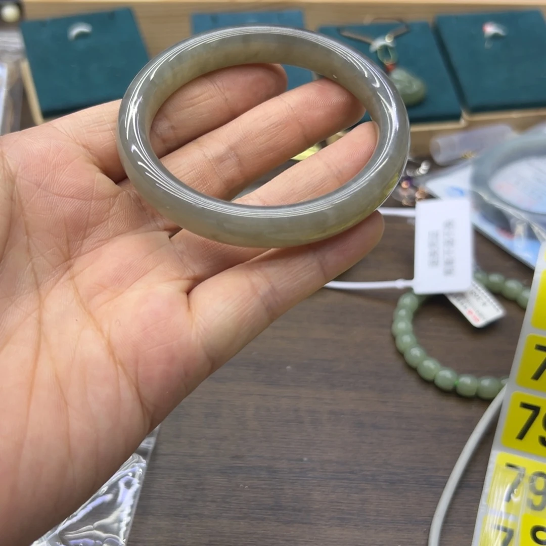 我***狗和田玉未镶嵌手镯56.7圈围776