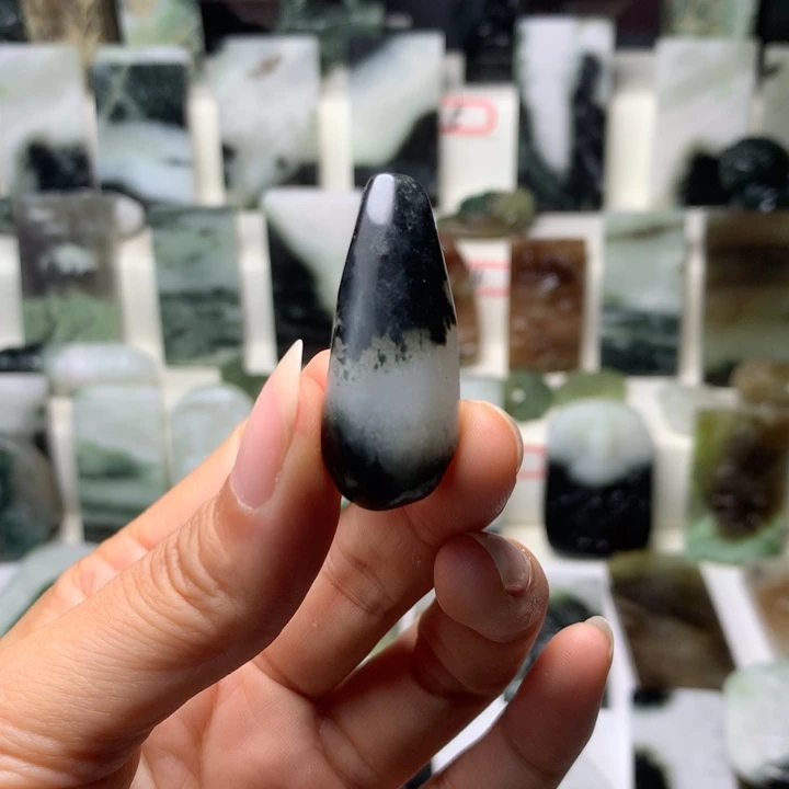 独山玉未镶嵌颈饰