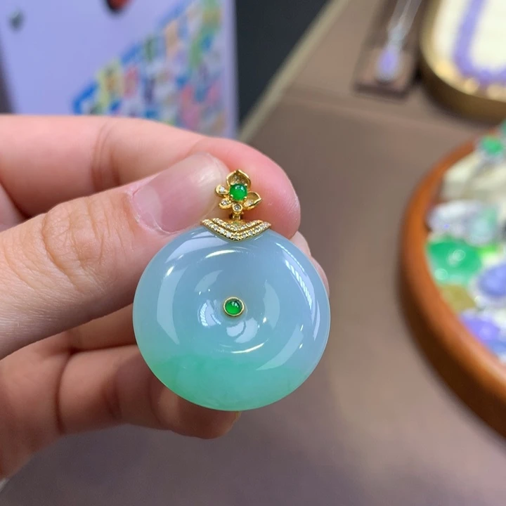 翡翠18K金镶嵌颈饰翡翠