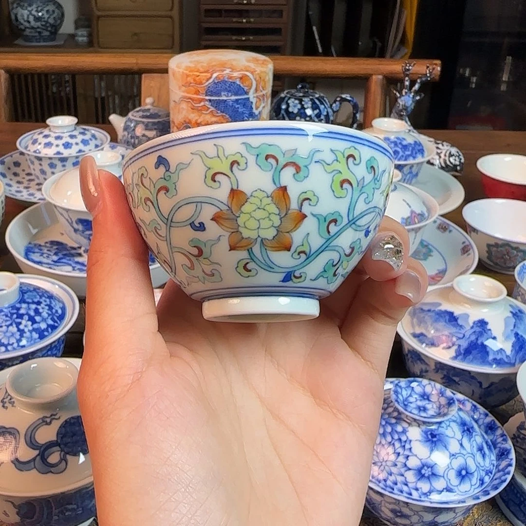 斗彩缠枝花卉主人杯手绘