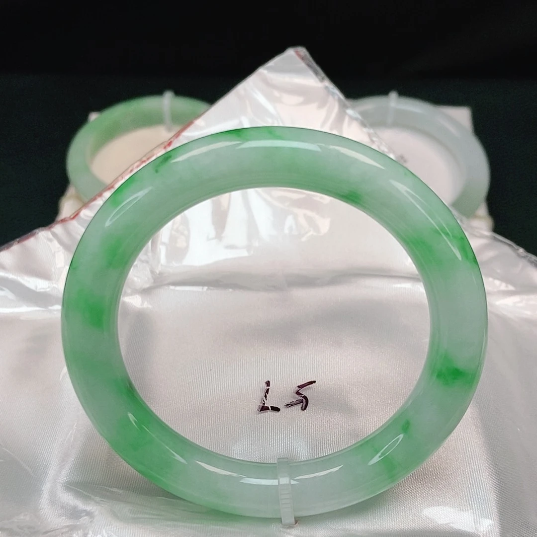 翡翠手镯未镶嵌圆条