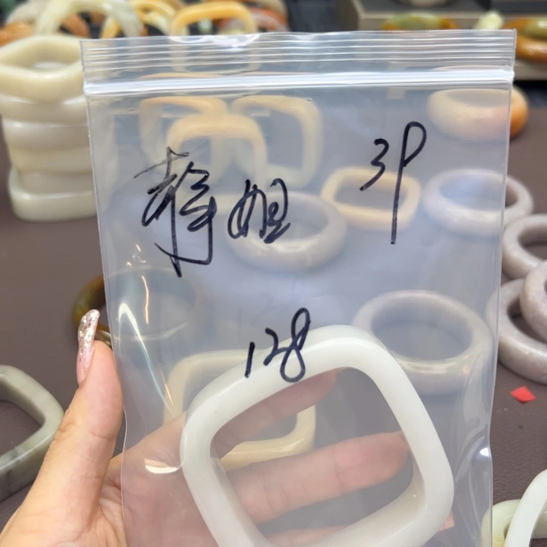 石英质玉手镯未镶嵌静**谈