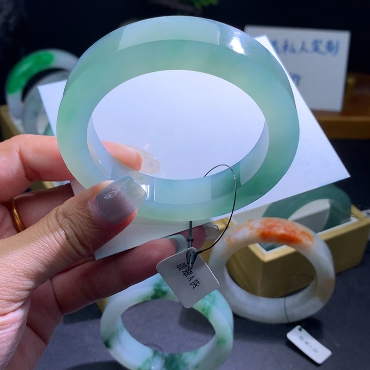 定制翡翠未镶嵌翡翠手镯