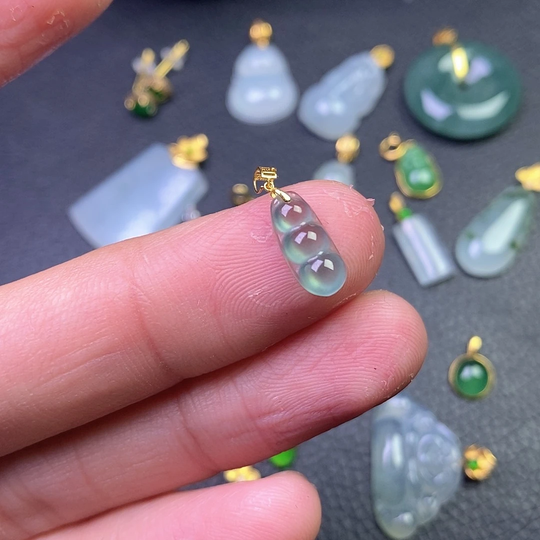 颈饰18K金镶嵌翡翠