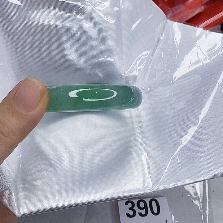 翡翠未镶嵌手镯一图一物实物为准（微瑕处理）