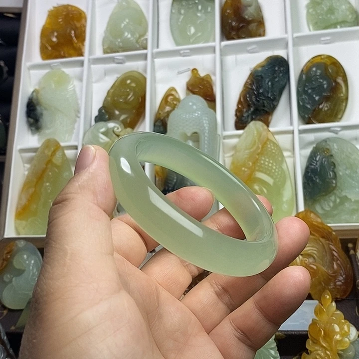 蛇纹石玉未镶嵌手镯