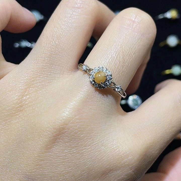 翡翠未镶嵌颈饰戒指