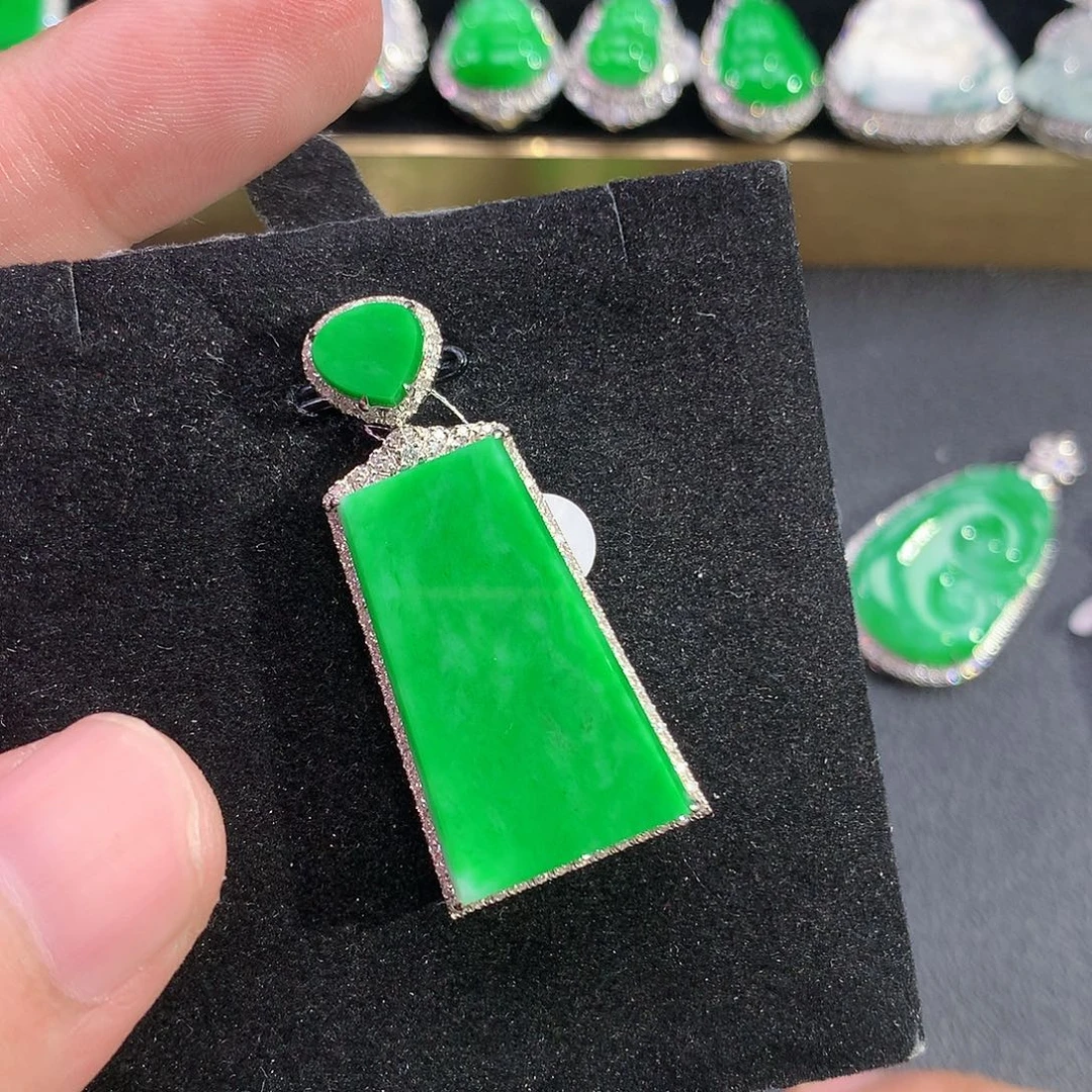 翡翠18K金镶嵌颈饰