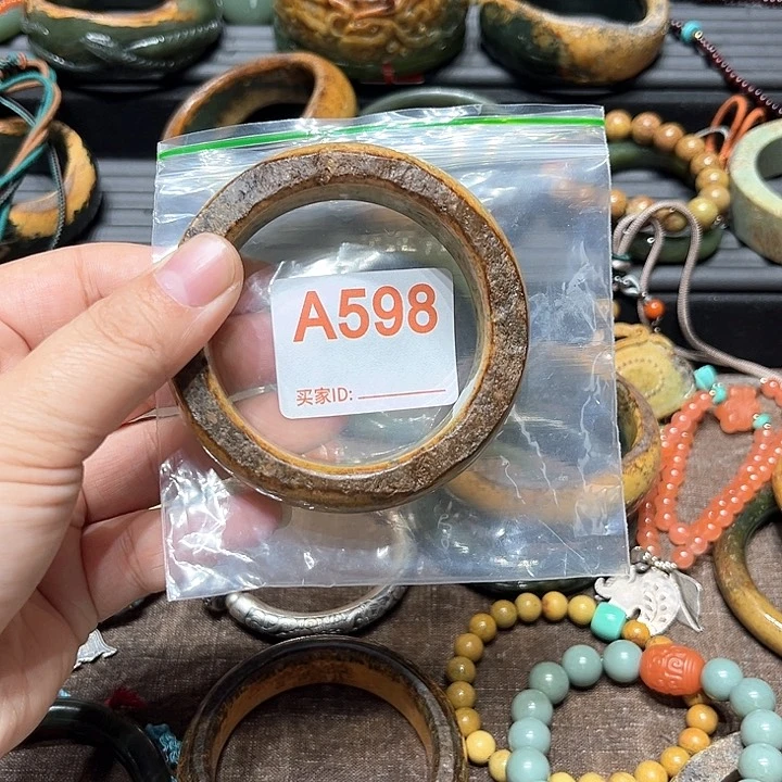 岫岩河磨玉（透闪石质玉）手镯未镶嵌L*